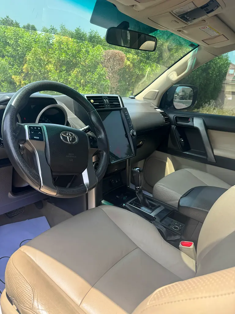 Toyota Prado 2010 TXL V6 GCC Top option sunroof service history from ALFUTTAIM - Image 12