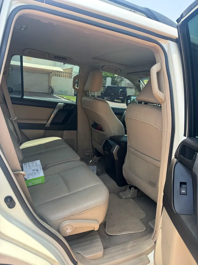Toyota Prado 2010 TXL V6 GCC Top option sunroof service history from ALFUTTAIM - Image 5