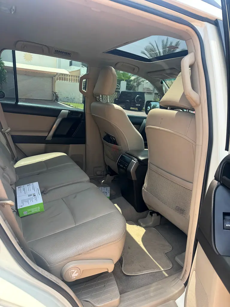 Toyota Prado 2010 TXL V6 GCC Top option sunroof service history from ALFUTTAIM - Image 8
