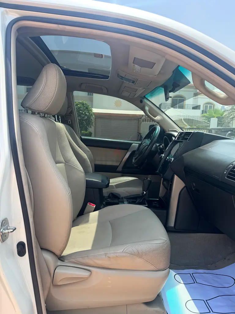 Toyota Prado 2010 TXL V6 GCC Top option sunroof service history from ALFUTTAIM - Image 9