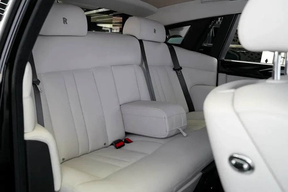 REAR TABLES | PHANTOM | BLACK/IVORY  | SUNROOF | WARRANTY AVAILABLE - Image 10
