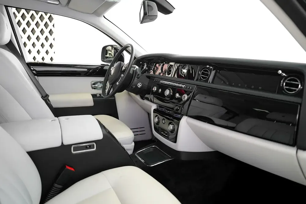 REAR TABLES | PHANTOM | BLACK/IVORY  | SUNROOF | WARRANTY AVAILABLE - Image 11