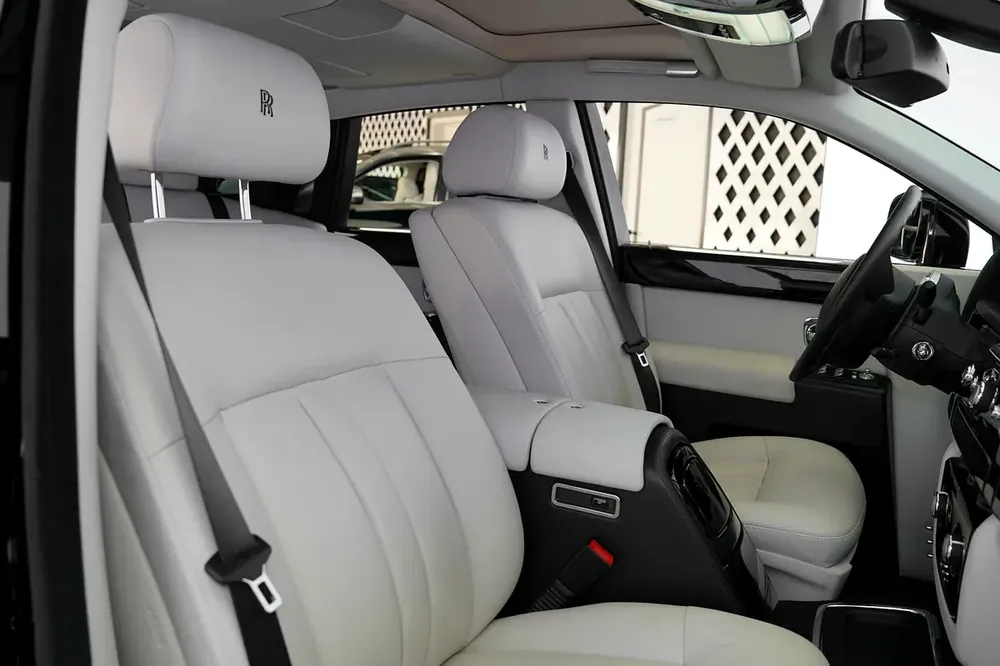 REAR TABLES | PHANTOM | BLACK/IVORY  | SUNROOF | WARRANTY AVAILABLE - Image 12