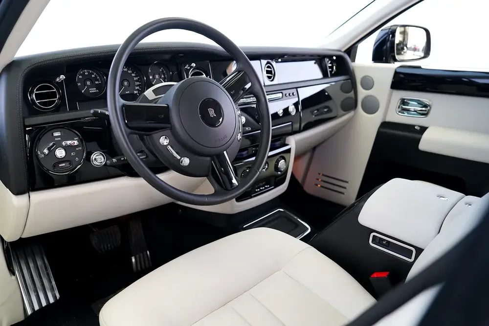 REAR TABLES | PHANTOM | BLACK/IVORY  | SUNROOF | WARRANTY AVAILABLE - Image 6