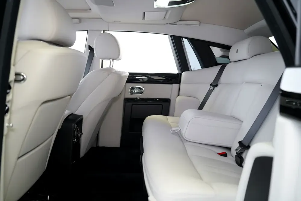 REAR TABLES | PHANTOM | BLACK/IVORY  | SUNROOF | WARRANTY AVAILABLE - Image 8