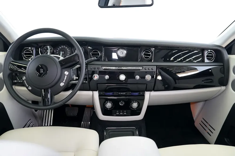 REAR TABLES | PHANTOM | BLACK/IVORY  | SUNROOF | WARRANTY AVAILABLE - Image 9