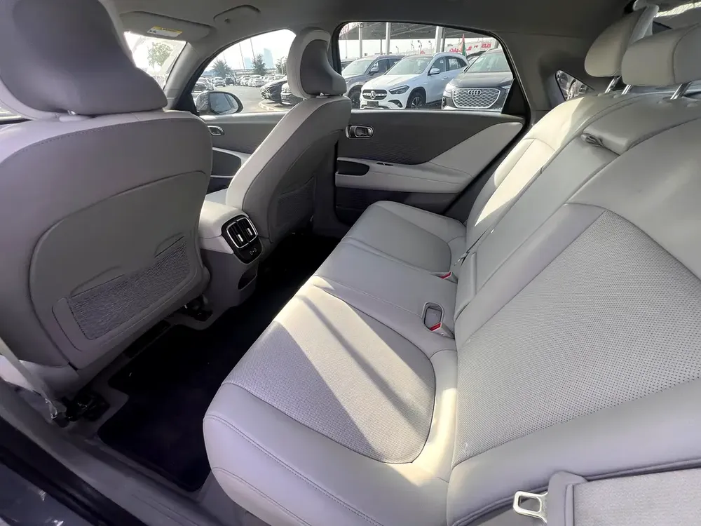 2024 Hyundai Ioniq Electric Premium - American Specs - USED LIKE BRAND NEW! - Image 11