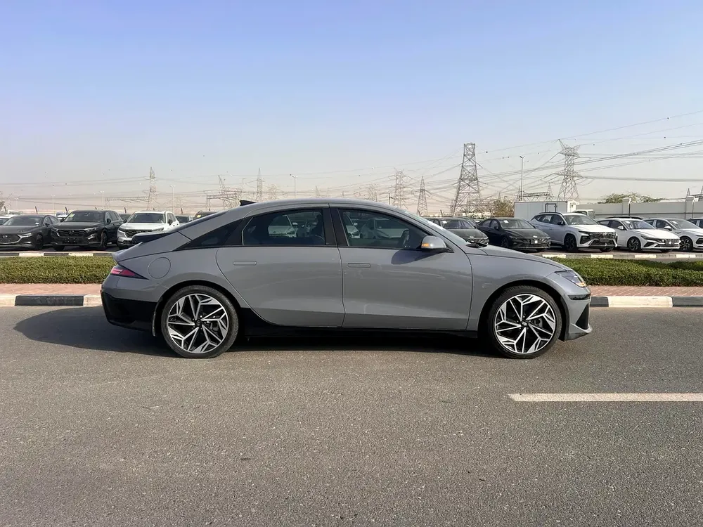 2024 Hyundai Ioniq Electric Premium - American Specs - USED LIKE BRAND NEW! - Image 4