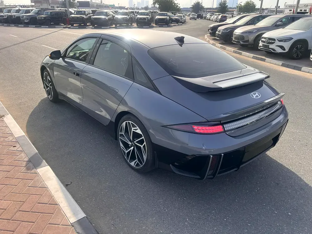 2024 Hyundai Ioniq Electric Premium - American Specs - USED LIKE BRAND NEW! - Image 6
