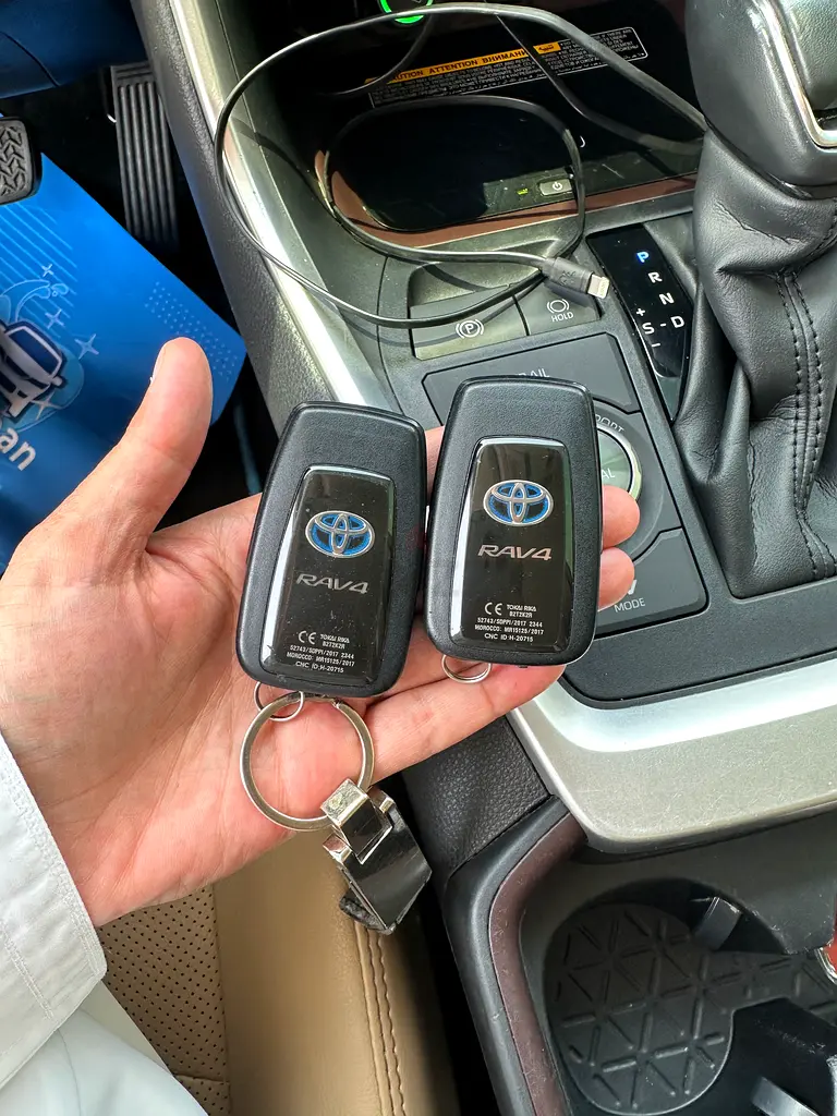 RAV4 VXR , hybrid, with service contract and warranty on agency! - Image 9