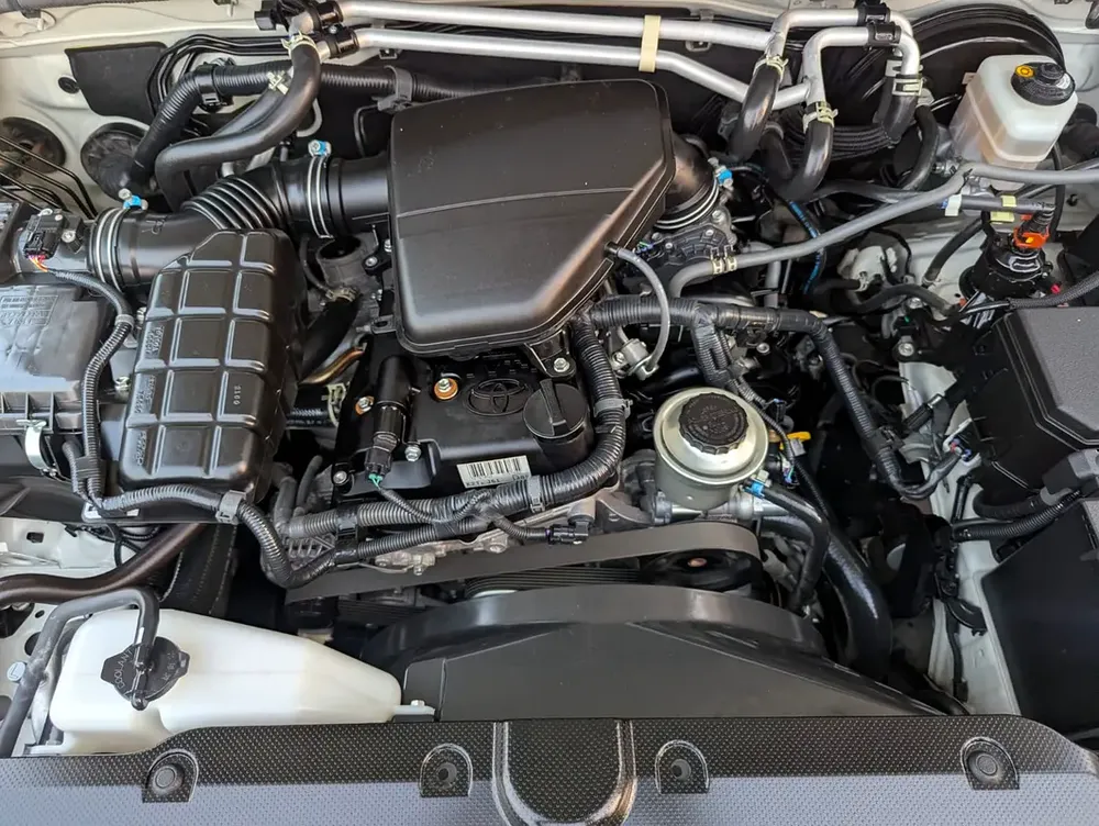 2023 TOYOTA PRADO V4 2.7L ORIGINAL PAINT ACCIDENT FREE LOW MILEAGE IN EXCELLENT CONDITION - Image 12