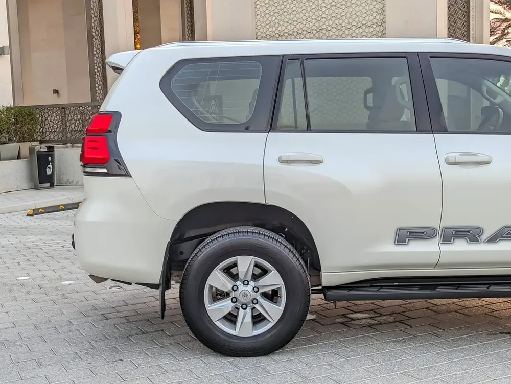 2023 TOYOTA PRADO V4 2.7L ORIGINAL PAINT ACCIDENT FREE LOW MILEAGE IN EXCELLENT CONDITION - Image 13