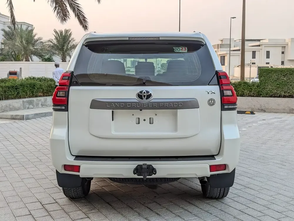 2023 TOYOTA PRADO V4 2.7L ORIGINAL PAINT ACCIDENT FREE LOW MILEAGE IN EXCELLENT CONDITION - Image 18