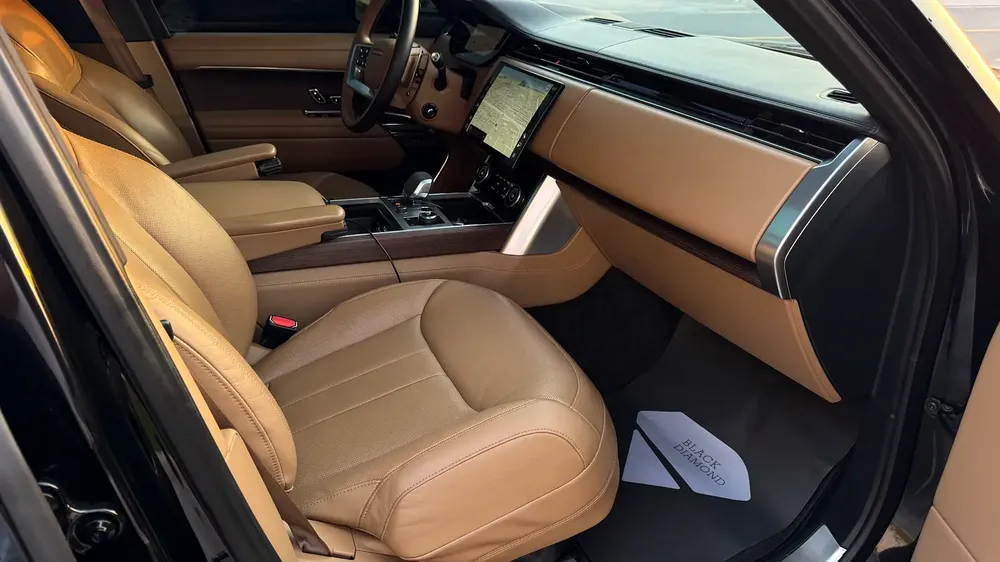 Range Rover Vogue HSE V8 GCC Specs - under warranty in excellent condition. - Image 10