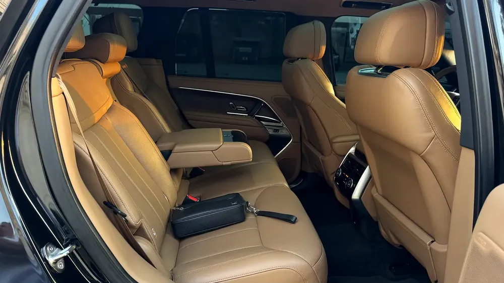 Range Rover Vogue HSE V8 GCC Specs - under warranty in excellent condition. - Image 12