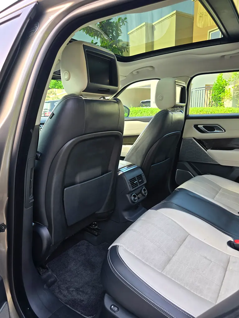 Special order 2018 Land Rover Range Rover Velar V6 P380 SE - GCC Specs - Excellent Condition - Image 10