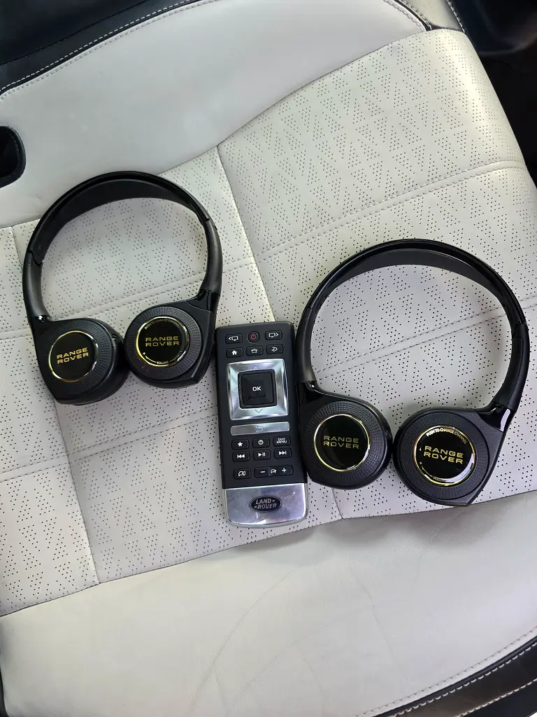 Special order 2018 Land Rover Range Rover Velar V6 P380 SE - GCC Specs - Excellent Condition - Image 12