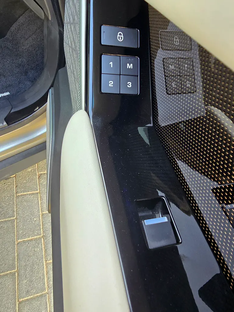 Special order 2018 Land Rover Range Rover Velar V6 P380 SE - GCC Specs - Excellent Condition - Image 13