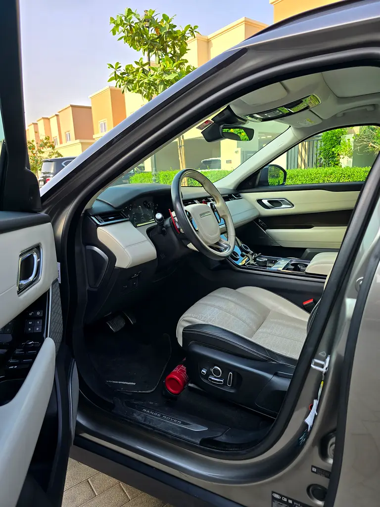 Special order 2018 Land Rover Range Rover Velar V6 P380 SE - GCC Specs - Excellent Condition - Image 14