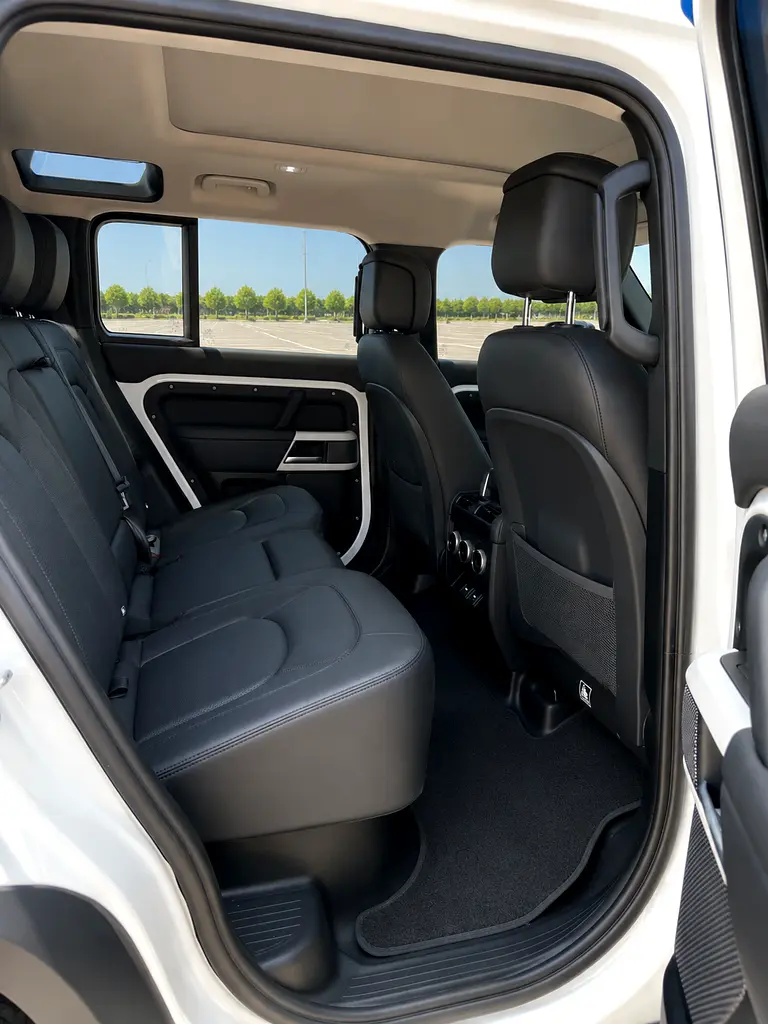 2023 Land Rover Defender HSE D300 - Image 10