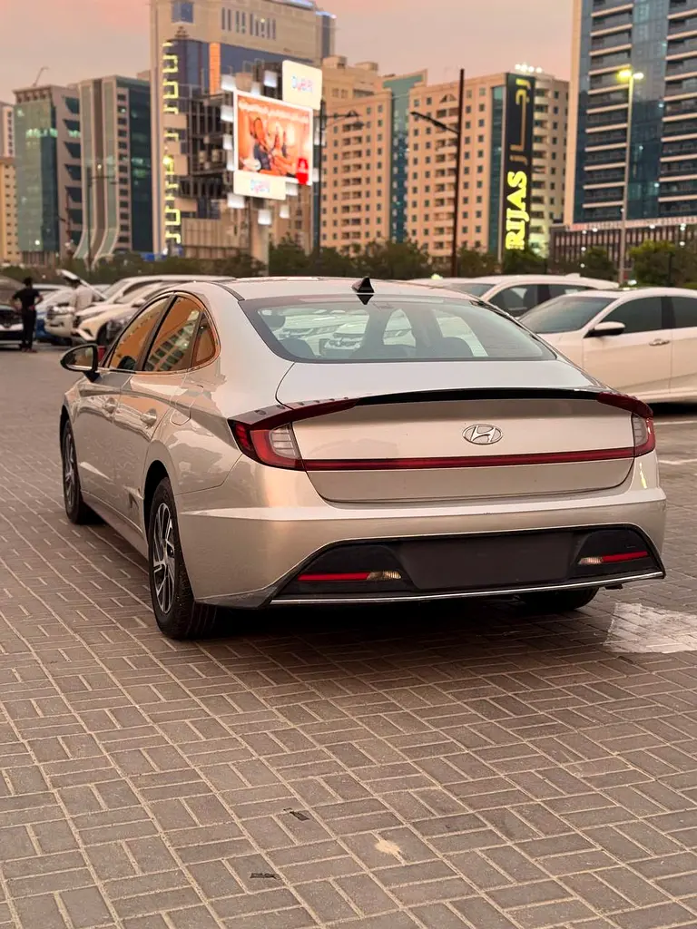 Hyundai Sonata 2021 Hybrid GCC Excellent condition - Image 7