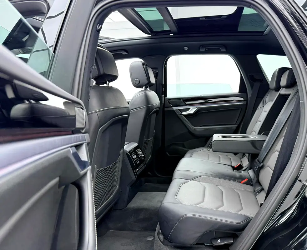 2024 Volkswagen Touareg R-Line, 2029 VW Warranty + Service Pack, Full VW Service History, GCC - Image 17