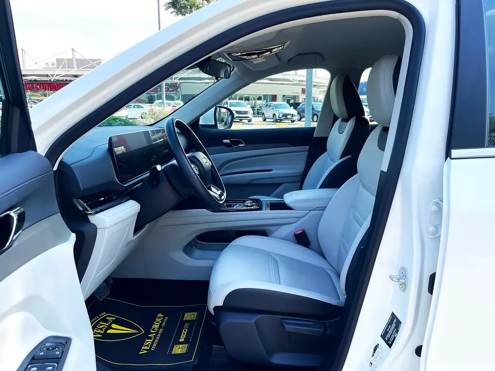 UNLIMITED MILEAGE WARRANTY / LEATHER SEAT + NAVIGATION + CAMERA + BLIND SPOT  / IN HOUSE FINANCE - Image 14