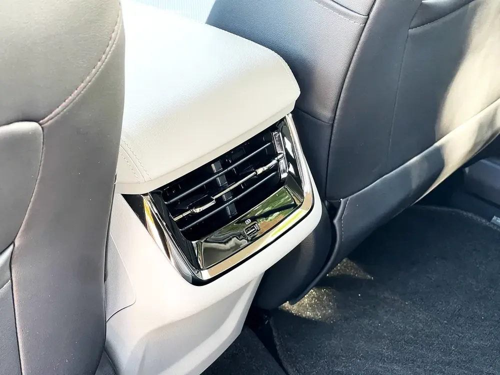 UNLIMITED MILEAGE WARRANTY / LEATHER SEAT + NAVIGATION + CAMERA + BLIND SPOT  / IN HOUSE FINANCE - Image 17
