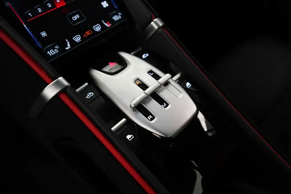 2025 BRAND NEW FERRARI ROMA SPIDER / CARBON FIBER INTERIOR - Image 11
