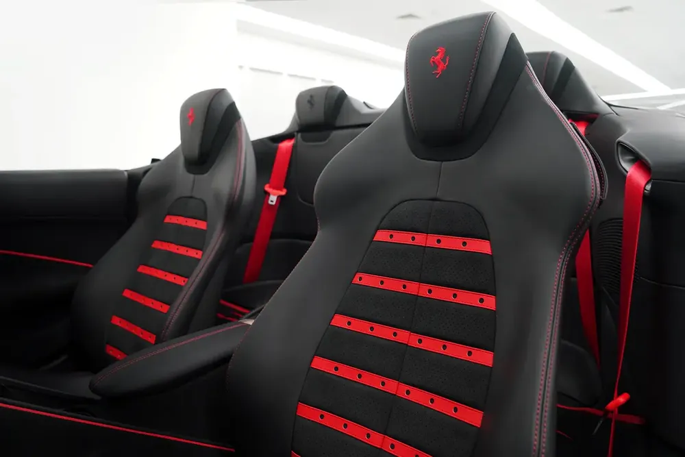 2025 BRAND NEW FERRARI ROMA SPIDER / CARBON FIBER INTERIOR - Image 12