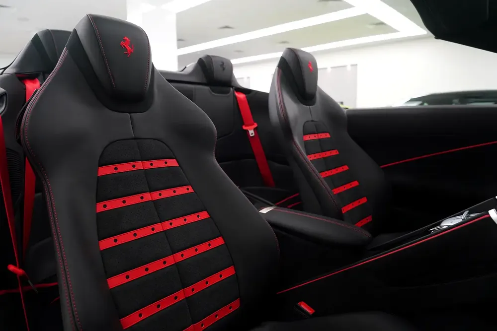 2025 BRAND NEW FERRARI ROMA SPIDER / CARBON FIBER INTERIOR - Image 13