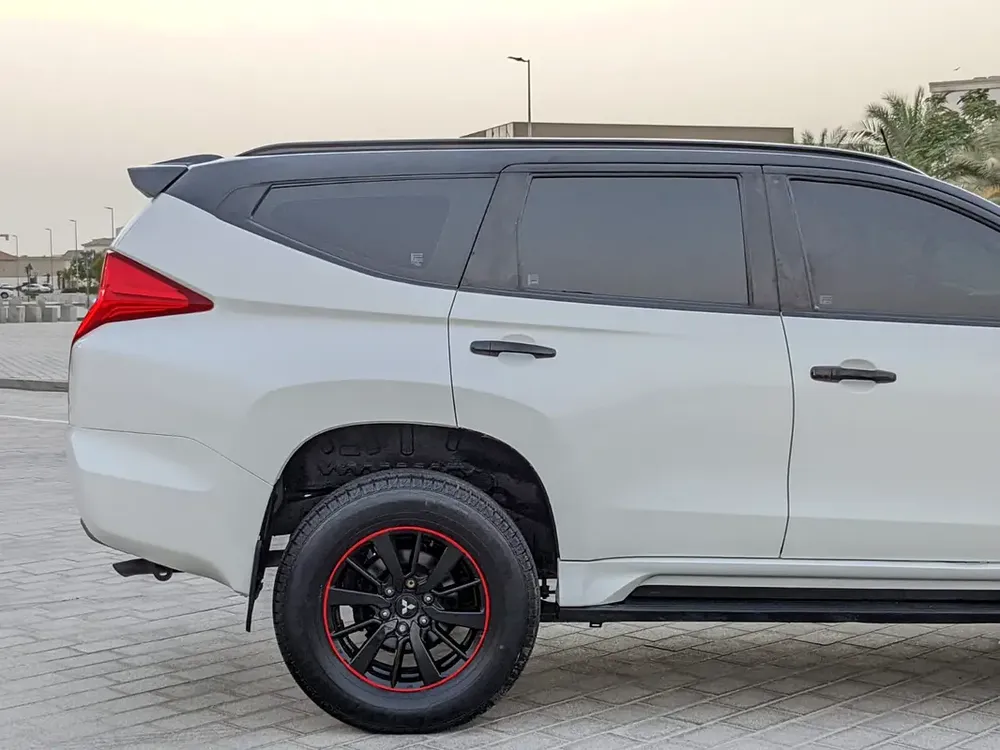 MITSUBISHI MONTERO SPORT 2019 GLS 4WD FULL OPTION GCC IN EXCELLENT CONDITION - Image 7