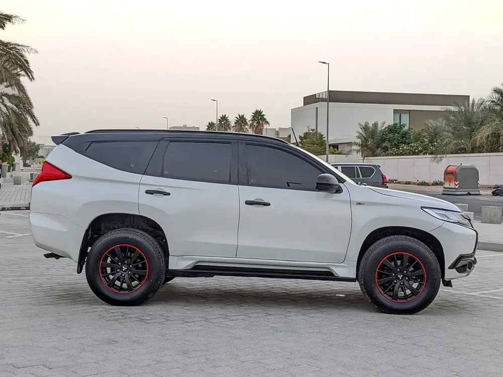 MITSUBISHI MONTERO SPORT 2019 GLS 4WD FULL OPTION GCC IN EXCELLENT CONDITION - Image 9