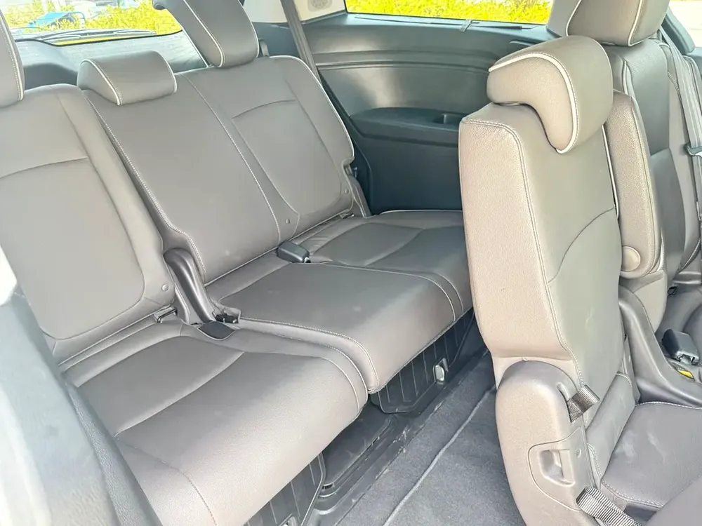2021 Honda Odyssey Touring V6 in Excellent Condition - Image 11