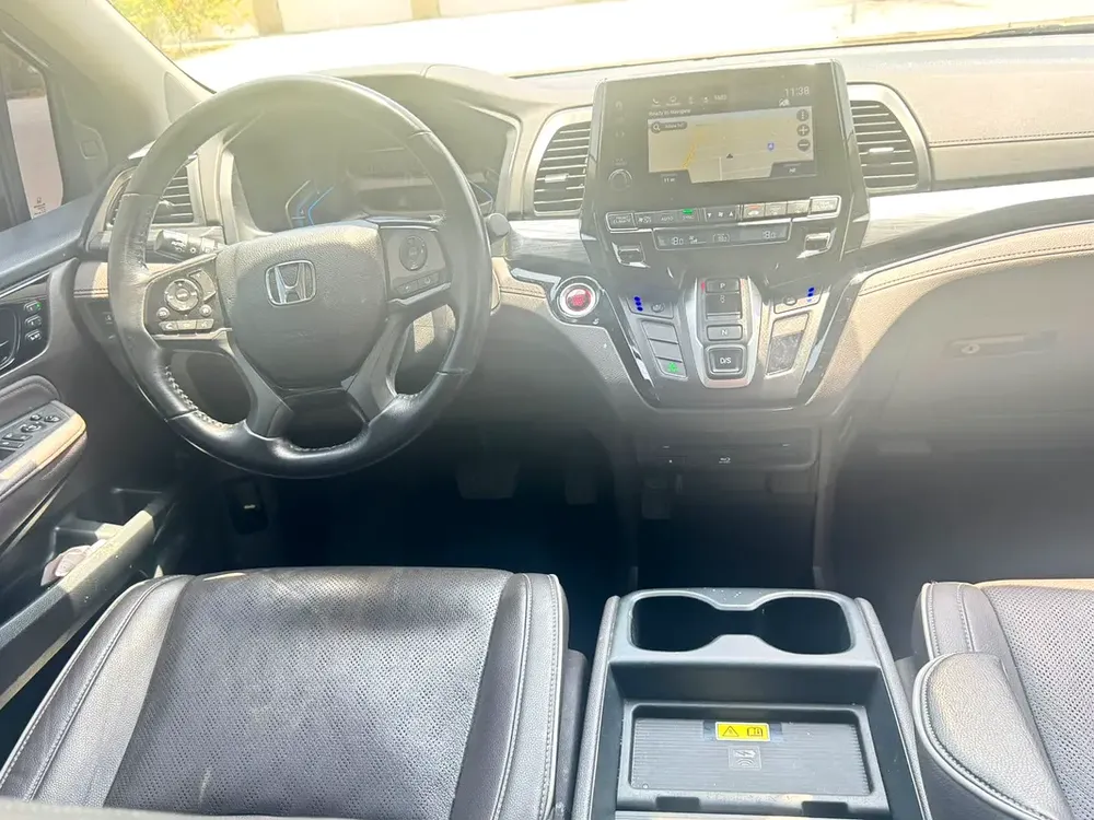 2021 Honda Odyssey Touring V6 in Excellent Condition - Image 13