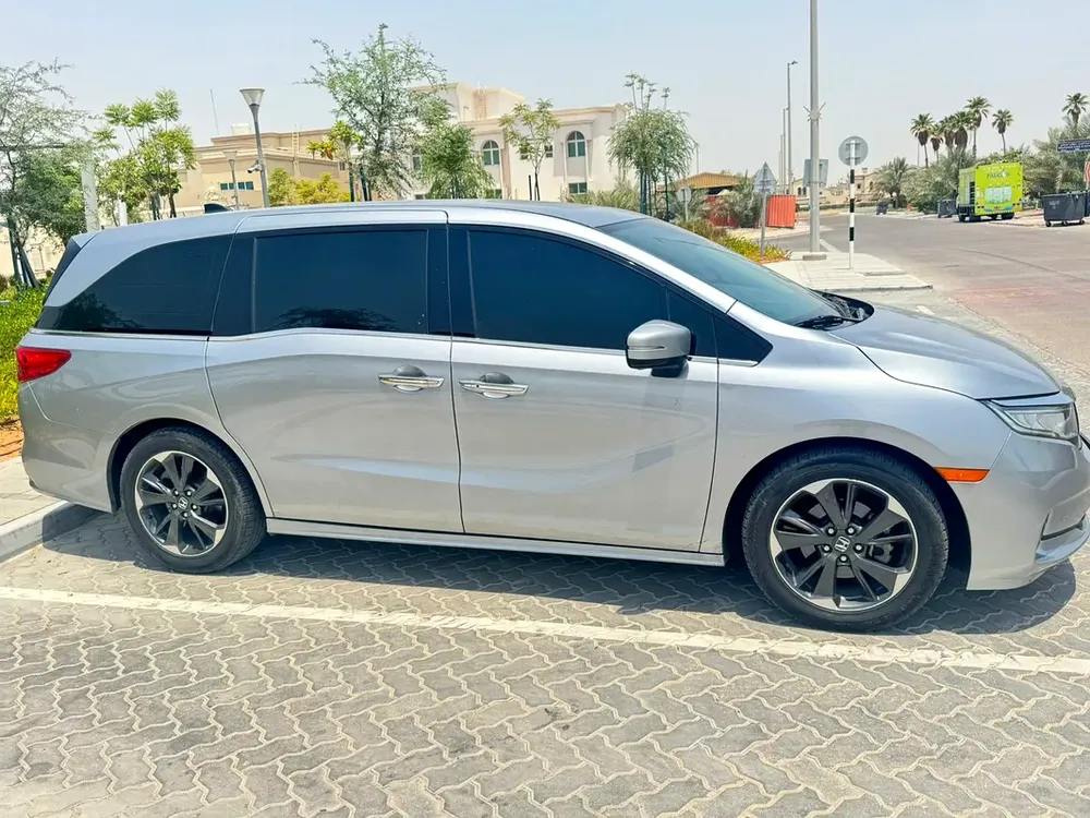 2021 Honda Odyssey Touring V6 in Excellent Condition - Image 4