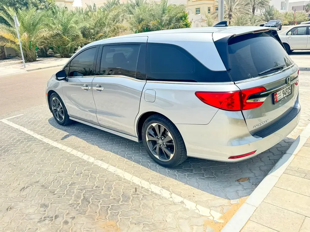 2021 Honda Odyssey Touring V6 in Excellent Condition - Image 5