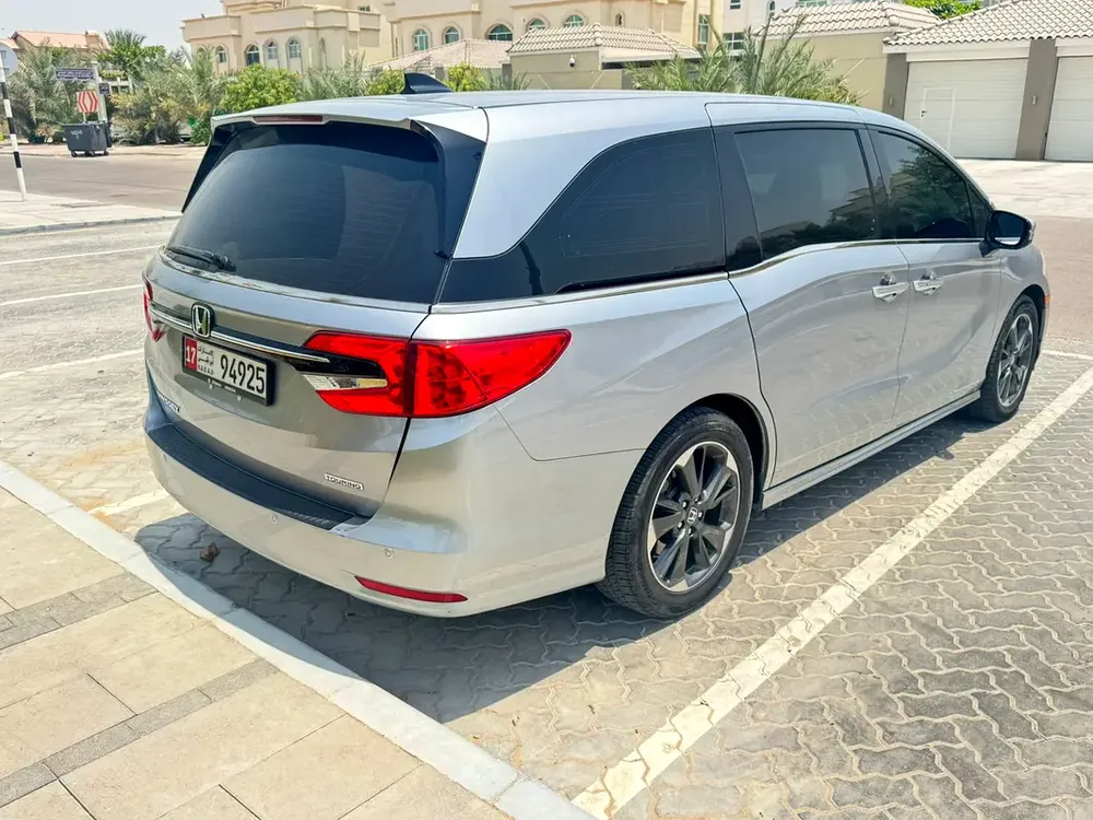 2021 Honda Odyssey Touring V6 in Excellent Condition - Image 6