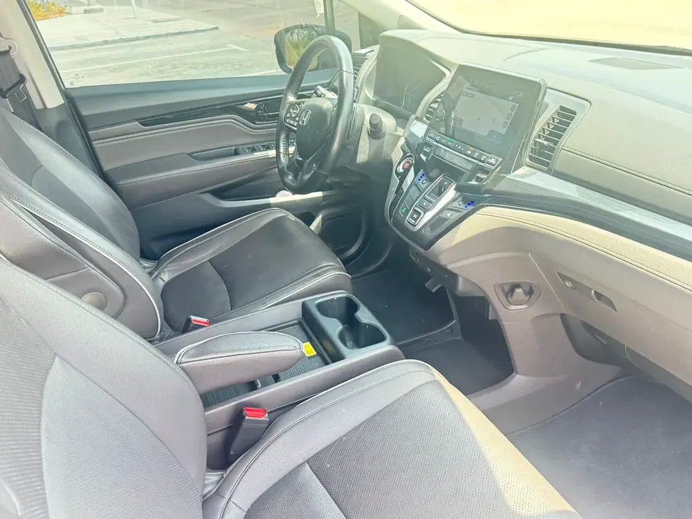 2021 Honda Odyssey Touring V6 in Excellent Condition - Image 8