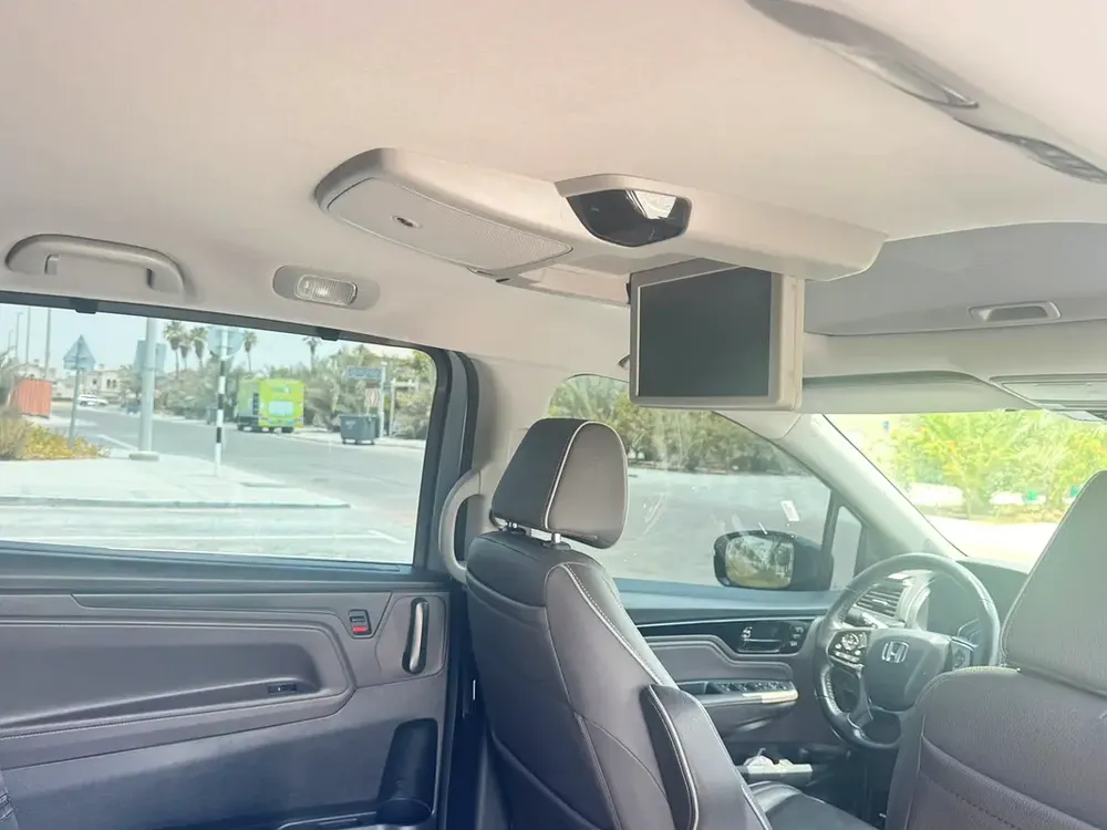 2021 Honda Odyssey Touring V6 in Excellent Condition - Image 9