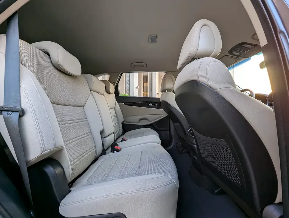 Kia Sorento 2016 GCC V6 Premium Condition 7 Seater Perfect Inside Out Low KM Family SUV - Image 11