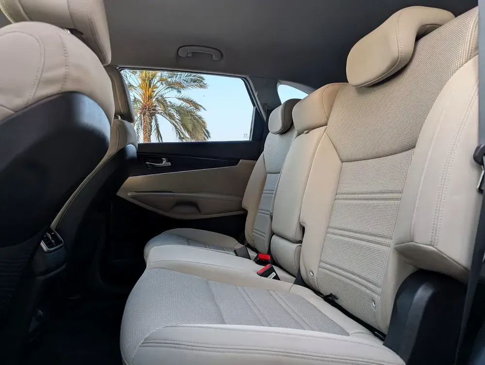 Kia Sorento 2016 GCC V6 Premium Condition 7 Seater Perfect Inside Out Low KM Family SUV - Image 12