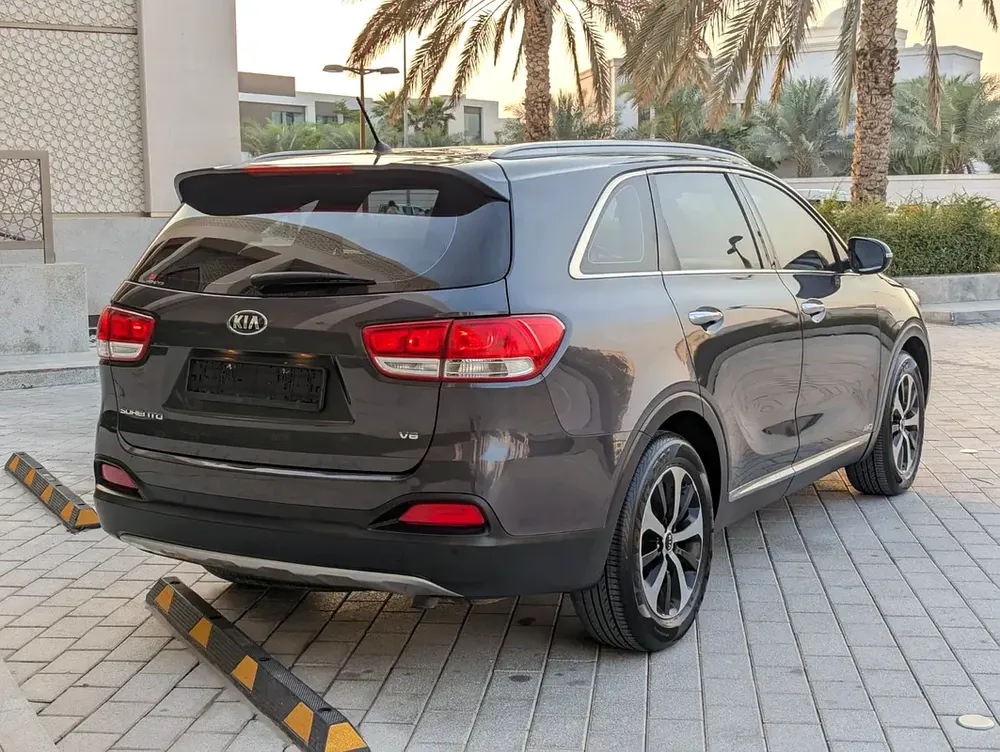 Kia Sorento 2016 GCC V6 Premium Condition 7 Seater Perfect Inside Out Low KM Family SUV - Image 14