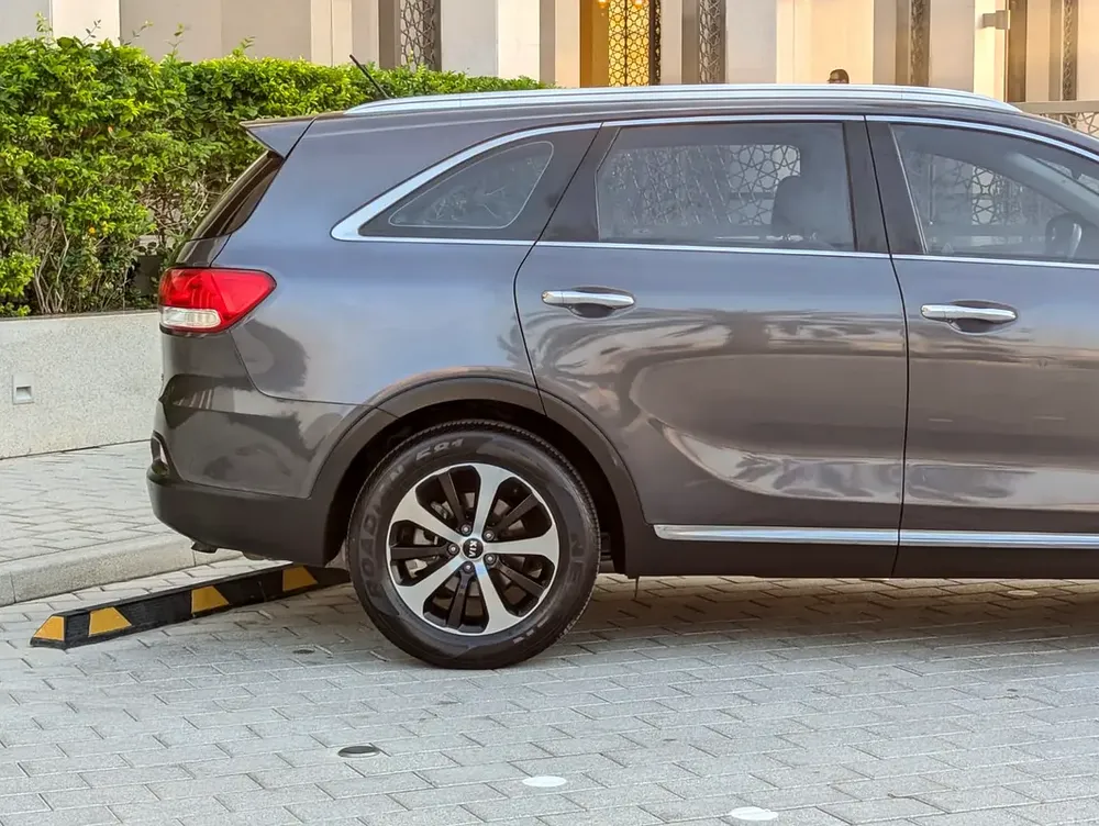 Kia Sorento 2016 GCC V6 Premium Condition 7 Seater Perfect Inside Out Low KM Family SUV - Image 19