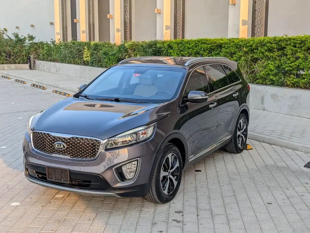 Kia Sorento 2016 GCC V6 Premium Condition 7 Seater Perfect Inside Out Low KM Family SUV - Image 4