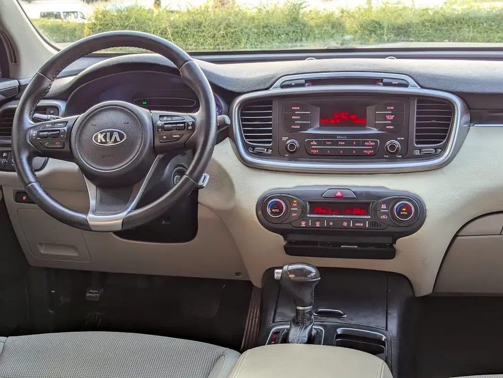 Kia Sorento 2016 GCC V6 Premium Condition 7 Seater Perfect Inside Out Low KM Family SUV - Image 8