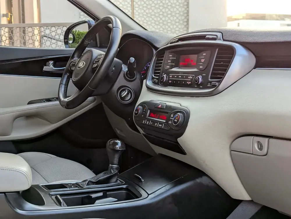 Kia Sorento 2016 GCC V6 Premium Condition 7 Seater Perfect Inside Out Low KM Family SUV - Image 9