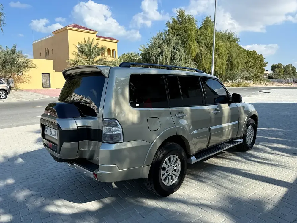 2015 Mitsubishi pajero GLS 3.5 GCC Expat owned no accidents only 136,000 kms 5 door 7 seats - Image 4