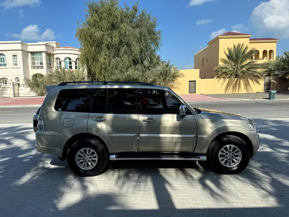 2015 Mitsubishi pajero GLS 3.5 GCC Expat owned no accidents only 136,000 kms 5 door 7 seats - Image 5