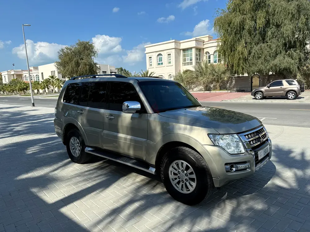 2015 Mitsubishi pajero GLS 3.5 GCC Expat owned no accidents only 136,000 kms 5 door 7 seats - Image 6